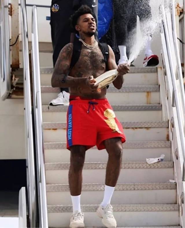 懂球帝足协杯冠军海报：国安是冠军！（懂球帝发布足协杯冠军海报：北京国安加冕！）