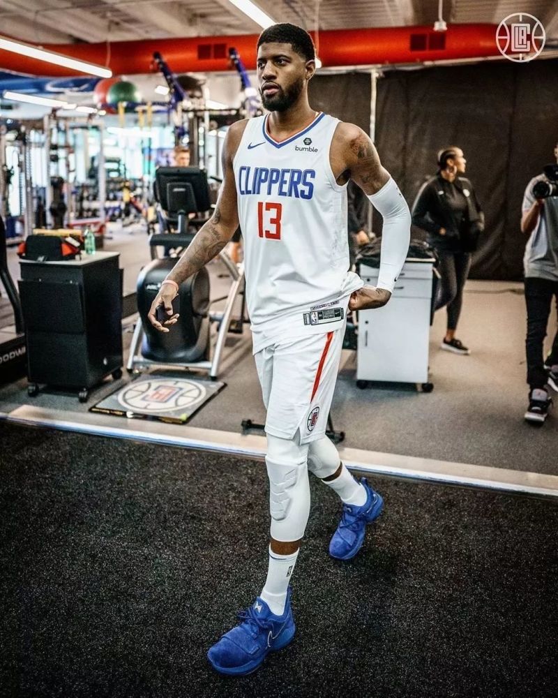 曼联接洽英超中场跑不死，或替代巴莱巴成目标！切尔西已直接问价（曼联接触英超铁肺型中场，或改以其取代巴莱巴为引援目标；切尔西已直接询价）