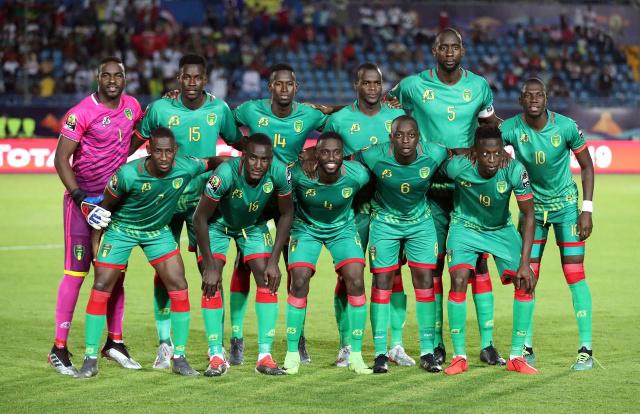 足球是朋友、梦想与人生的瞬间🔴⚫️⚽️（绿茵承载友谊与梦想，定格人生每一瞬🔴⚫️⚽️）