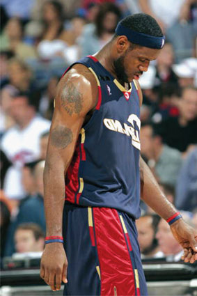 球队把对手三分线完全锁死（球队彻底封锁对手三分火力）